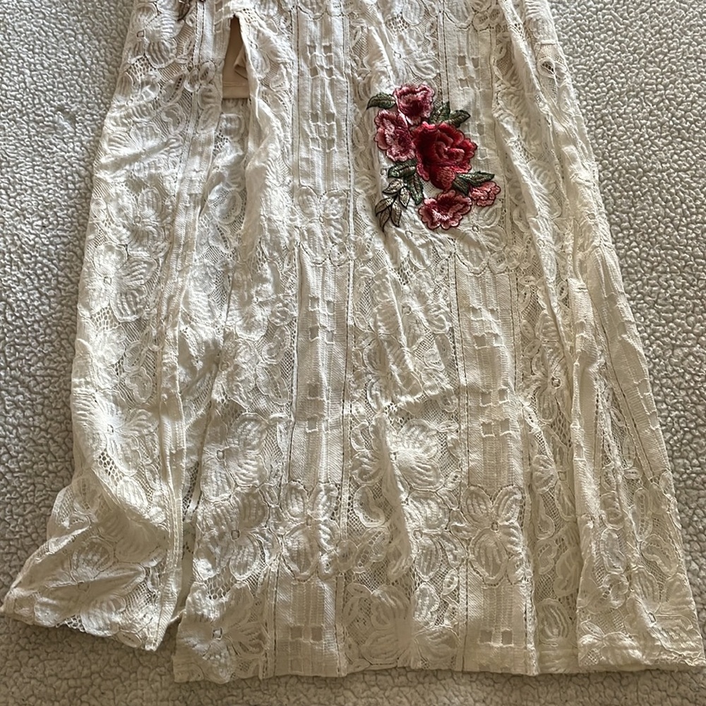 Love Triangle two piece lace skirt set with embroidered flowers - Picture 4 of 16